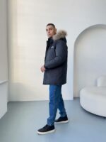 Мужская Зимняя Графитовая Куртка с Мехом на Капюшоне и Фиксаторами на Рукавах