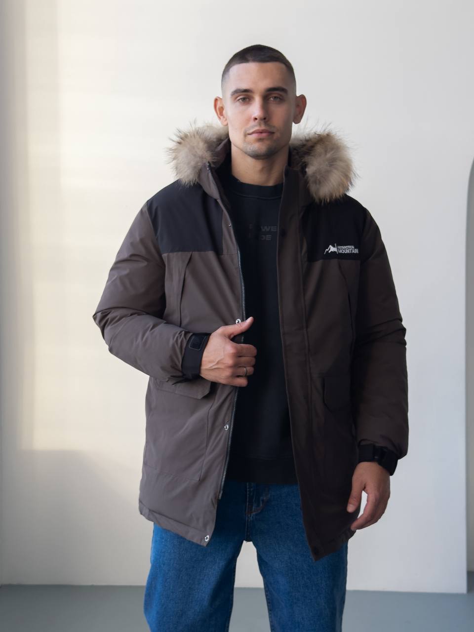 photo_2025-12-14_08-51-34 Мужская Зимняя Коричневая Куртка с Мехом на Капюшоне и Фиксаторами на Рукавах