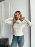 Женский Белый Свитер Оверсайз с Вырезом в Форме Серца со Стразами