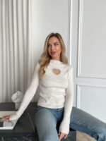 Женский Белый Свитер Оверсайз с Вырезом в Форме Серца со Стразами