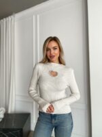 Женский Белый Свитер Оверсайз с Вырезом в Форме Серца со Стразами