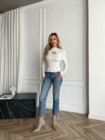 Женский Белый Свитер Оверсайз с Вырезом в Форме Серца со Стразами