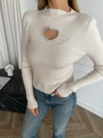 Женский Белый Свитер Оверсайз с Вырезом в Форме Серца со Стразами