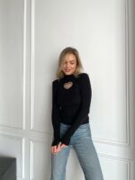 Женский Черный Свитер Оверсайз с Вырезом в Форме Серца со Стразами