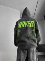 Мужское Утепленное Графитовое Худи на Флисе - Свободного Оверсайз Кроя с Ярким Принтом на Спине