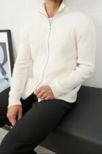 Мужской Базовый Белый Свитер в Рубчик на Молнии с Высокой Горловиной