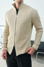 Мужской Базовый Бежевый Свитер в Рубчик на Молнии с Высокой Горловиной