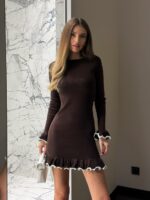 Женское Приталенное Коричневое Платье Мини с Окантовкой и Воланами
