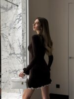 Женское Приталенное Коричневое Платье Мини с Окантовкой и Воланами