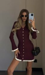 Женское Трикотажное Бордовое Платье Поло Мини с Воротником и Белыми Рюшами