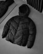 Мужская Демисезонная Черная Стеганая Куртка Пуховик с Высоким Горлом и Капюшоном