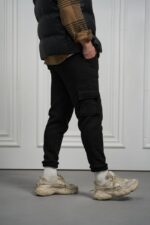 Мужские Утепленные Черные Штаны Брюки Карго Трехнитка на Флисе - Свободные с Манжетами и Накладными Карманами