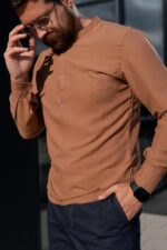 Мужская Приталенная Коричневая Рубашка - Базовая с Воротником Стойкой