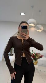 Женская Базовая Приталенная Коричневая Кофта на Кнопках