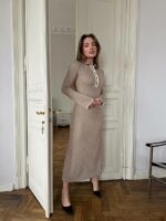 Женское Приталенное Трикотажное Бежевое Платье с Окантовкой и Воротником Поло на Пуговицах