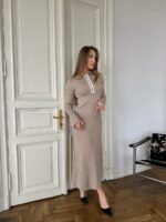 Женское Приталенное Трикотажное Бежевое Платье с Окантовкой и Воротником Поло на Пуговицах