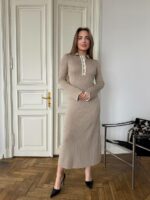 Женское Приталенное Трикотажное Бежевое Платье с Окантовкой и Воротником Поло на Пуговицах