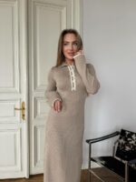 Женское Приталенное Трикотажное Бежевое Платье с Окантовкой и Воротником Поло на Пуговицах