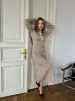 Женское Приталенное Трикотажное Бежевое Платье с Окантовкой и Воротником Поло на Пуговицах