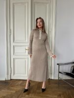 Женское Приталенное Трикотажное Бежевое Платье с Окантовкой и Воротником Поло на Пуговицах