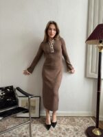 Женское Приталенное Трикотажное Платье Мокко с Окантовкой и Воротником Поло на Пуговицах