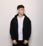 Мужская Утепленная Черная Кофта на Молнии с Капюшоном - Базовое Зип Худи на Флисе