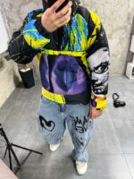 Мужской Утепленный Черный Анорак Плащевка с Капюшоном в Яркий Принт