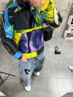 Мужской Утепленный Черный Анорак Плащевка с Капюшоном в Яркий Принт