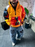 Мужской Утепленный Оранжевый Анорак Плащевка с Капюшоном в Яркий Принт