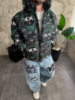 Мужская Зимняя Черная Куртка с Капюшоном и Высоким Горлом - Пуховик в Принт Смайл