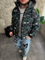 Мужская Зимняя Черная Куртка с Капюшоном и Высоким Горлом - Пуховик в Принт Смайл