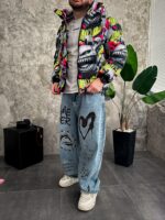 Мужская Зимняя Серая Куртка с Капюшоном и Высоким Горлом - Пуховик в Яркий Принт