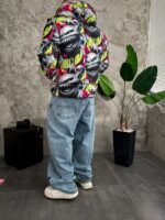 Мужская Зимняя Серая Куртка с Капюшоном и Высоким Горлом - Пуховик в Яркий Принт