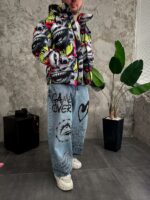 Мужская Зимняя Серая Куртка с Капюшоном и Высоким Горлом - Пуховик в Яркий Принт