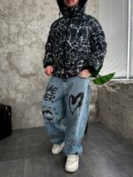 Мужская Зимняя Черная Куртка с Капюшоном и Высоким Горлом - Стебаный Пуховик в Принт