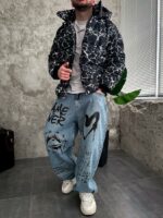 Мужская Зимняя Черная Куртка с Капюшоном и Высоким Горлом - Стебаный Пуховик в Принт