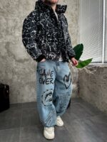 Мужская Зимняя Черная Куртка с Капюшоном и Высоким Горлом - Стебаный Пуховик в Принт