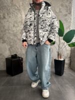 Мужская Зимняя Белая Куртка с Капюшоном и Высоким Горлом - Стебаный Пуховик в Принт