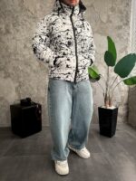 Мужская Зимняя Белая Куртка с Капюшоном и Высоким Горлом - Стебаный Пуховик в Принт