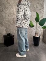 Мужская Зимняя Белая Куртка с Капюшоном и Высоким Горлом - Стебаный Пуховик в Принт