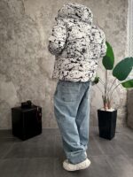 Мужская Зимняя Белая Куртка с Капюшоном и Высоким Горлом - Стебаный Пуховик в Принт