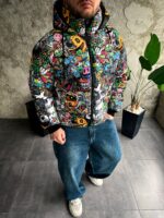 Мужская Зимняя Разноцветная Куртка с Капюшоном и Высоким Горлом - Пуховик в Яркий Принт