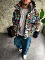 Мужская Зимняя Разноцветная Куртка с Капюшоном и Высоким Горлом - Пуховик в Яркий Принт