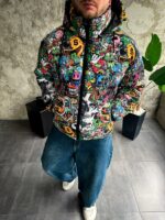 Мужская Зимняя Разноцветная Куртка с Капюшоном и Высоким Горлом - Пуховик в Яркий Принт