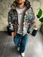 Мужская Зимняя Разноцветная Куртка с Капюшоном и Высоким Горлом - Пуховик в Яркий Принт