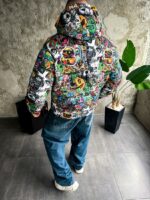 Мужская Зимняя Разноцветная Куртка с Капюшоном и Высоким Горлом - Пуховик в Яркий Принт