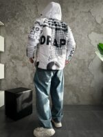 Мужская Зимняя Белая Куртка с Капюшоном и Высоким Горлом - Пуховик в Принтах