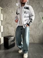 Мужская Зимняя Белая Куртка с Капюшоном и Высоким Горлом - Пуховик в Принтах