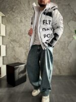 Мужская Зимняя Белая Куртка с Капюшоном и Высоким Горлом - Пуховик в Принтах