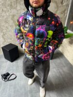 Мужская Зимняя Разноцветная Куртка с Капюшоном и Высоким Горлом - Пуховик в Принт с Черепами